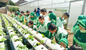 FIELD TRIP RA AISYAH TO SMK N H. MOENADI UNGARAN